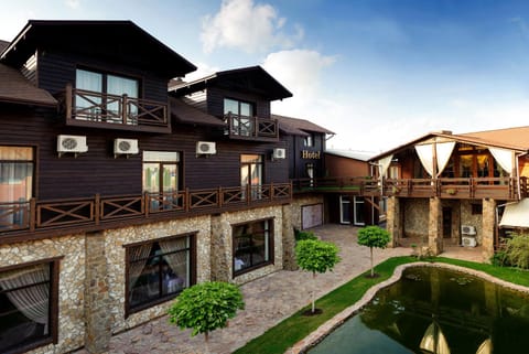 Restaurant/places to eat, Facade/entrance, View (from property/room), Lake view, Area and facilities