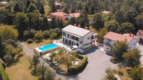 Property building, Bird's eye view, Balcony/Terrace, Pool view, Swimming pool
