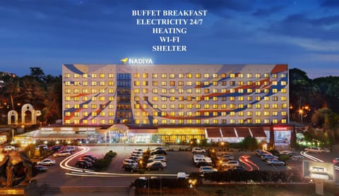 Property building, Restaurant/places to eat, City view, Parking
