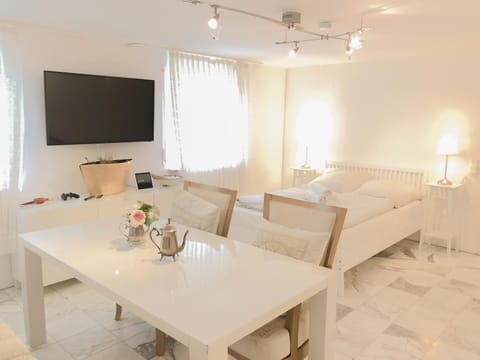 TV and multimedia, Living room, Photo of the whole room, Bedroom, Garden view