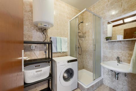 Shower, Bathroom, towels, washing machine