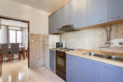 Kitchen or kitchenette, oven, stove