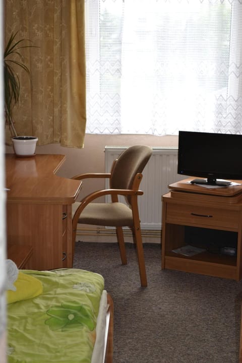 TV and multimedia, Photo of the whole room, Seating area, Bedroom