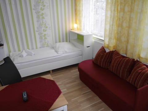 Bed, Photo of the whole room, Seating area