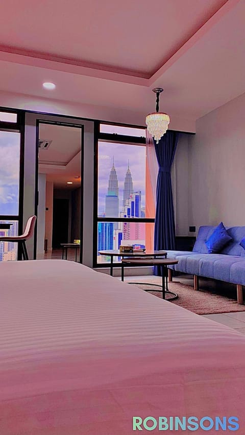 Bed, TV and multimedia, Living room, Photo of the whole room, Seating area, Bedroom, Text overlay, Landmark view