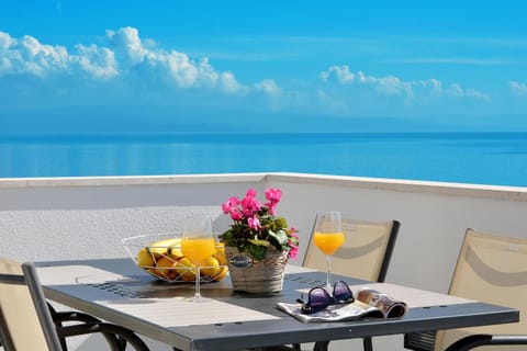 Spring, Neighbourhood, Balcony/Terrace, On site