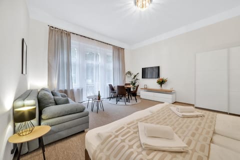 Bed, TV and multimedia, Living room, Photo of the whole room, Seating area, Bedroom, towels