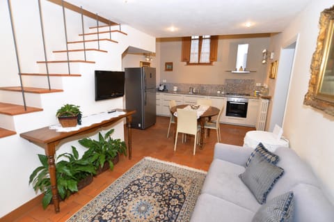 Kitchen or kitchenette, Living room, Seating area, Dining area