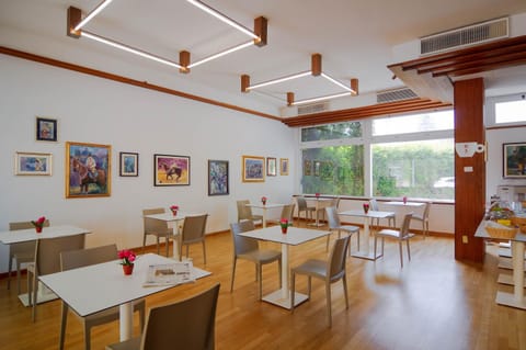 Restaurant/places to eat, Communal lounge/ TV room, Lounge or bar, Other