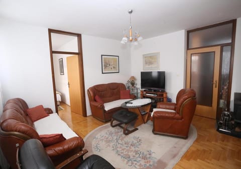 Communal lounge/ TV room, TV and multimedia, Living room