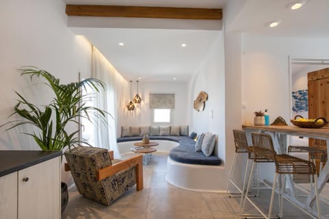 Kitchen or kitchenette, Living room, Seating area, Dining area