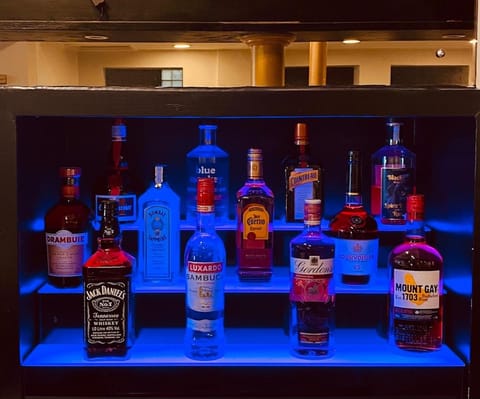 Lounge or bar, Drinks, Alcoholic drinks