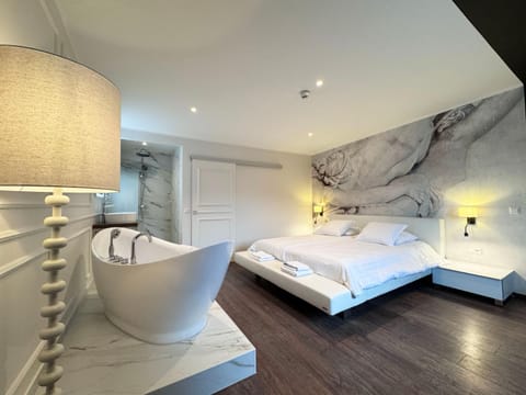 Bed, Photo of the whole room, Bedroom, Bath, towels