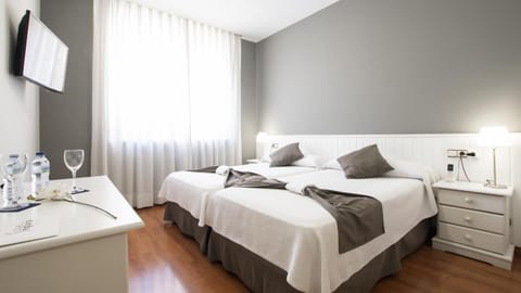 Bed, TV and multimedia, Bedroom