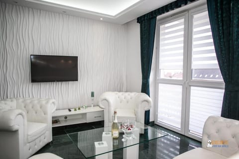 TV and multimedia, View (from property/room), Balcony/Terrace, Living room, Seating area
