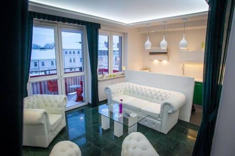 Bed, Photo of the whole room, Seating area, Bedroom, City view, pet friendly