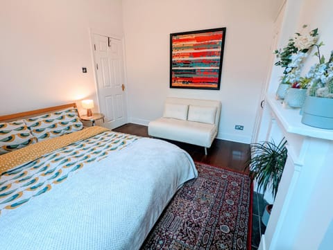 Bed, Photo of the whole room, Seating area, Bedroom