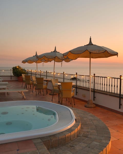 Hot Tub, Solarium, Balcony/Terrace, Sunset, sunbed, elevator