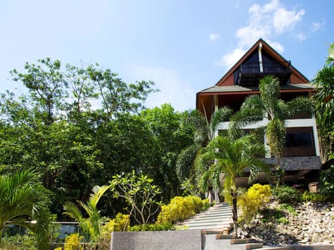 Facade/entrance, Area and facilities