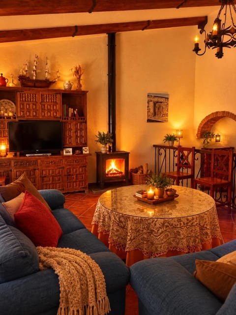Communal lounge/ TV room, Game Room, Library, Dining area, fireplace, heating, air conditioner