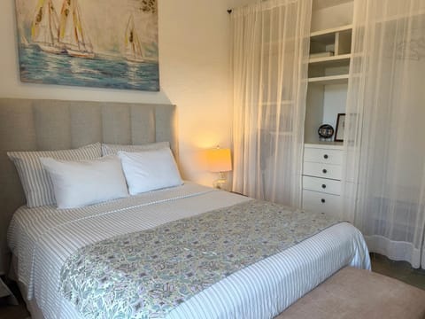 Bed, Photo of the whole room, Decorative detail, Bedroom