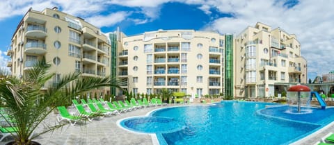 Property building, Hot Tub, Pool view, Swimming pool
