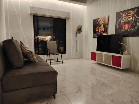 Communal lounge/ TV room, TV and multimedia, Living room, Seating area, Evening entertainment
