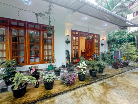 Property building, Restaurant/places to eat, Garden, Garden view, Breakfast