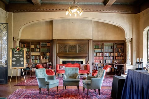 Property building, Library, Living room, Lounge or bar, Seating area, Meeting/conference room