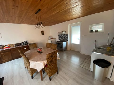 Coffee/tea facilities, Seating area, Dining area, stove, toaster