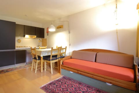 Kitchen or kitchenette, Living room, Seating area, Dining area, kitchen