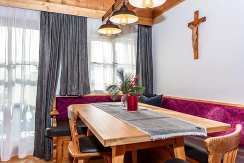 Kitchen or kitchenette, Seating area, kitchen