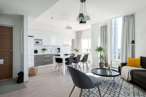 Kitchen or kitchenette, Living room, Seating area, Dining area