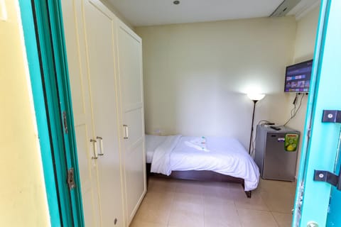 Budget Rooms With Private Bathroom for 'girls' only in Dubai, Marina Apartment in Dubai