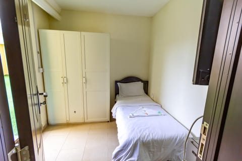 Budget Rooms With Private Bathroom for 'girls' only in Dubai, Marina Apartment in Dubai