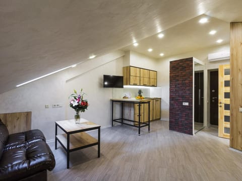 TV and multimedia, Coffee/tea facilities, Kitchen or kitchenette, Living room, Seating area, Dining area, Area and facilities