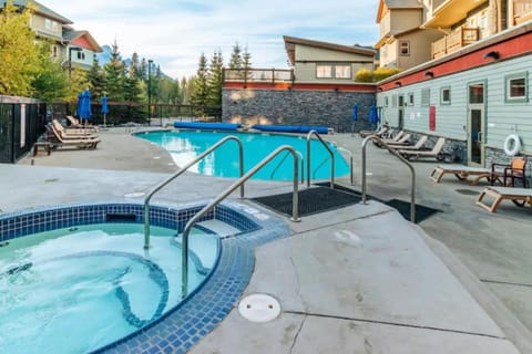 Property building, Hot Tub, Swimming pool, sunbed