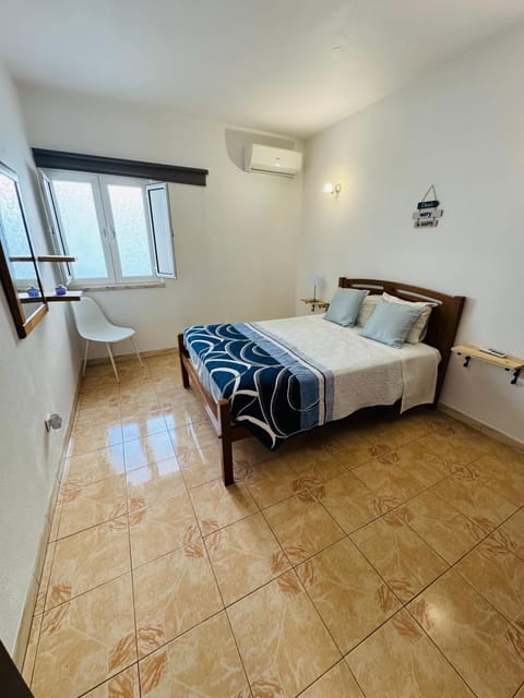 Bed, Bedroom, air conditioner