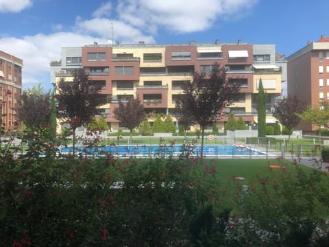 Property building, Garden, Swimming pool, Swimming pool