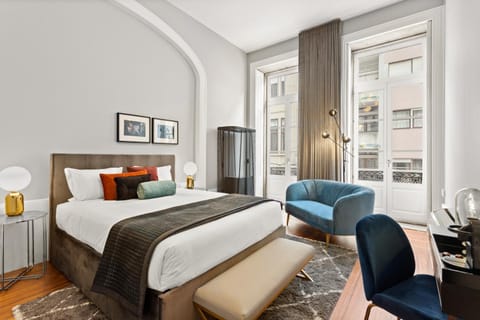 Bed, TV and multimedia, Photo of the whole room, Decorative detail, Bedroom, Quiet street view