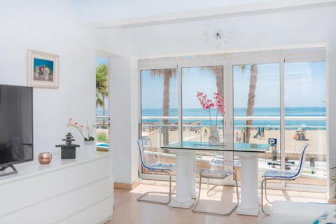 Communal lounge/ TV room, TV and multimedia, Seating area, Dining area, Evening entertainment, Sea view