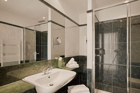 Shower, Bathroom, towels