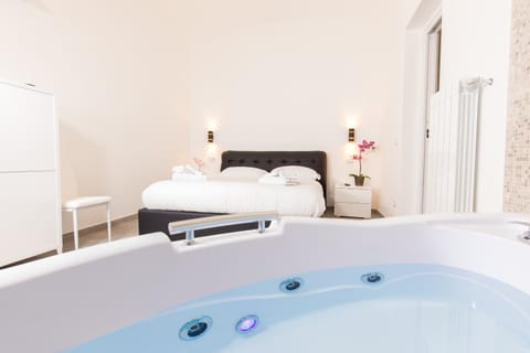 People, Hot Tub, Photo of the whole room, Family