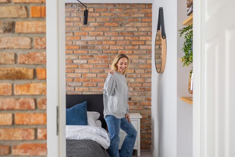 Bed, People, Photo of the whole room, Bedroom, group of guests