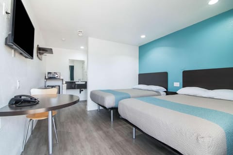 TV and multimedia, Photo of the whole room, Seating area, Bedroom