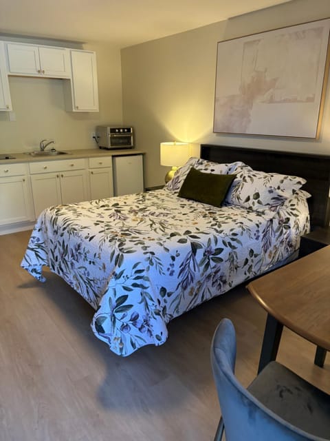 Restaurant/places to eat, Bathroom, Parking, microwave, stove, kitchen