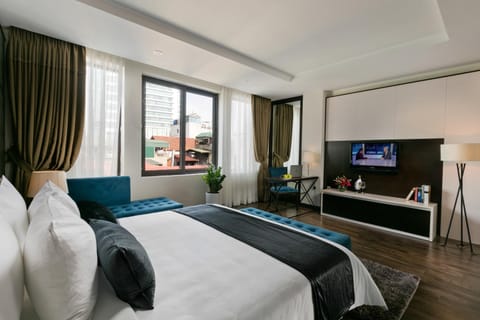 Property building, Communal lounge/ TV room, Bed, TV and multimedia, Photo of the whole room, Seating area, Evening entertainment, Bedroom