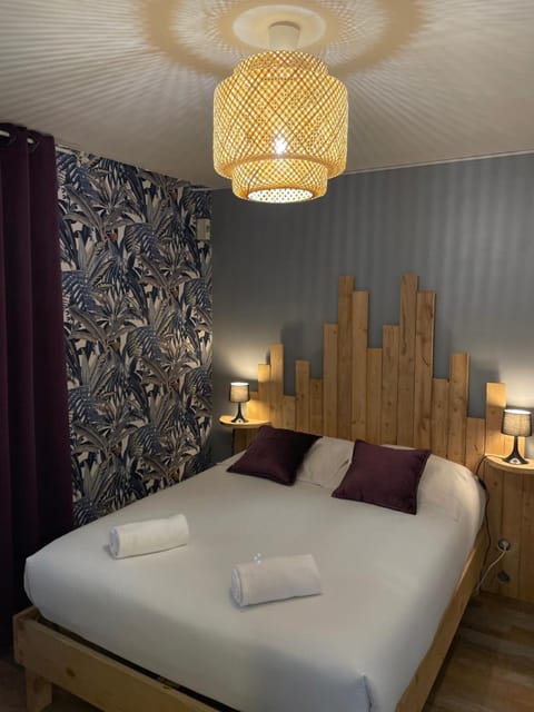 Bed, Bedroom, towels