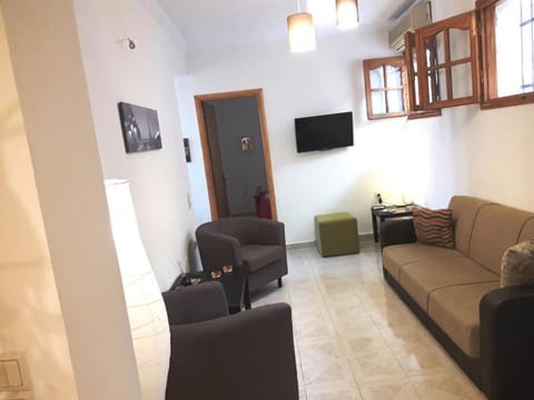 Day, Summer, TV and multimedia, Living room, Seating area, Dining area