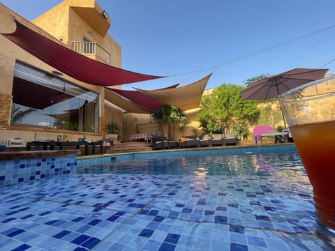 Property building, Patio, Day, Garden, Pool view, Swimming pool, Swimming pool, sunbed